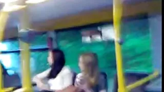 Порно секс с невестой Дик вспышка с окончание перед 2 девушки в автобусе