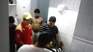 Порно видео волосатая мама Парни трахают девушку в пабе туалет групповуха!