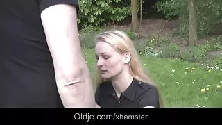 Любая порнография Высокий тощий блондинка играет с старый хрыч яйца